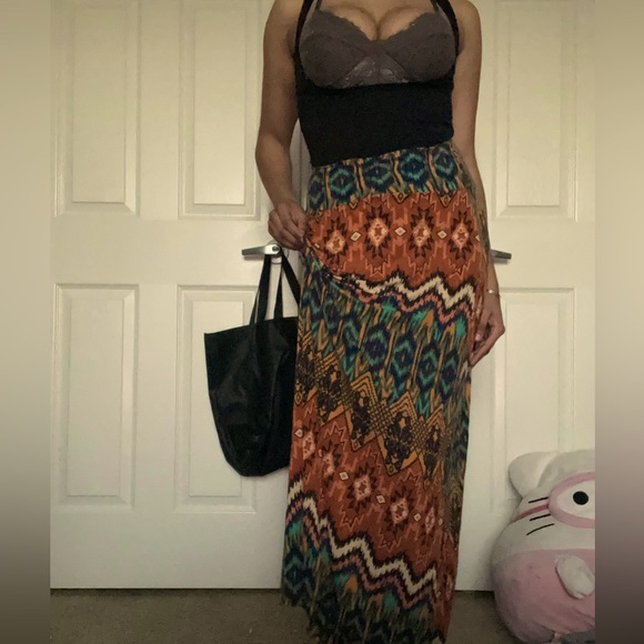 Boho Chic slip on skirt perfect for a first date or a cover up on the beach - Picture 2 of 3